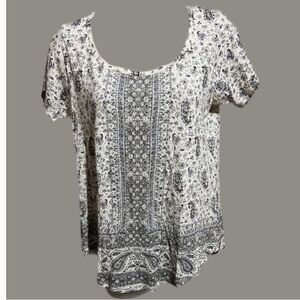 LUCKY BRAND Women's Scoop Neck Graphic Tee T-Shirt with Curved Hemline Medium